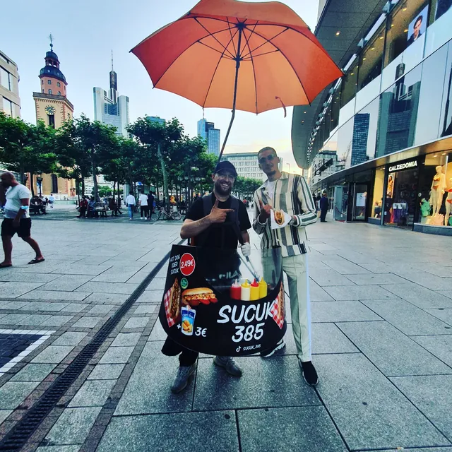 SUCUK 385 mit Gästen an seinem Grillstand in Frankfurt